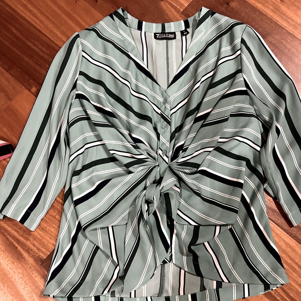NY & Co  cute shirt w tie front sz small Euc